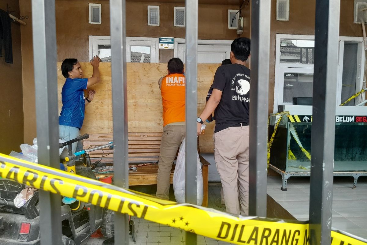 Tim Inafis Polres Karawang usai melakukan olah TKP kasus menganiayaan menyebabkan kematian di Lemahmulya, Majalaya, Karawang, Jawa Barat, Kamis (12/6/2025).