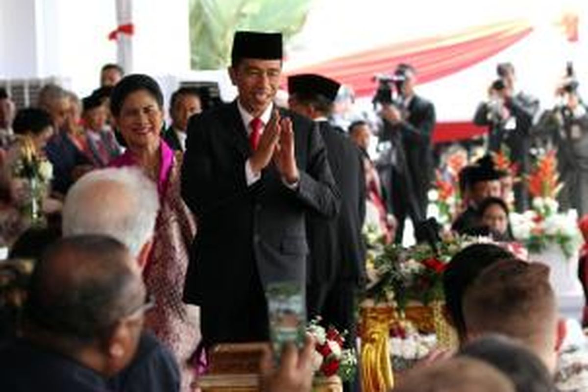 Presiden Joko Widodo memberi salam pada tamu negara usai memimpin Upacara Peringatan Detik-detik Proklamasi HUT ke-70 RI di Istana Merdeka, Senin (17/8/2015).