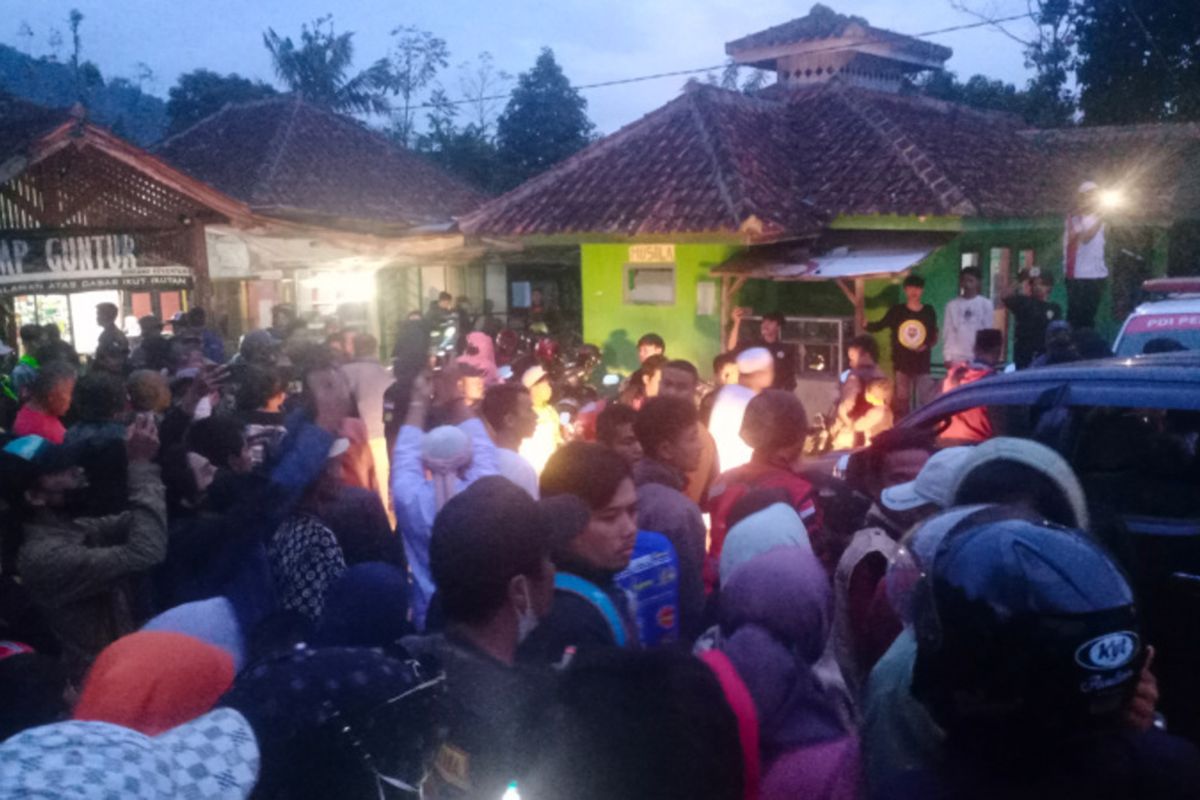 Warga Kampung Citiis, Desa Pasawahan, Kecamatan Tarogong Kaler, berkerumun di basecamp pendakian Gunung Guntur, Jumat (24/09/2021).