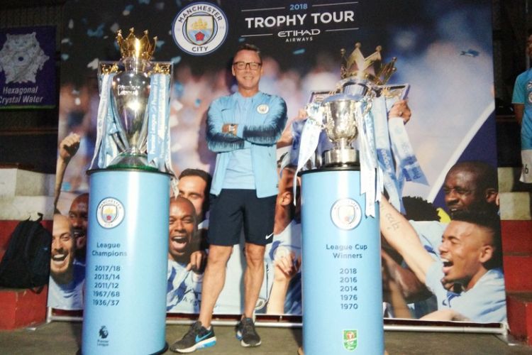 Legenda Manchester City Paul Dickov saat berfoto dengan dua trofi milik Manchester City dalam kegiatan Manchester City Trophy Tour di Football Plus Arena, Kabupaten Bandung Barat, Jumat (28/9/2018). 