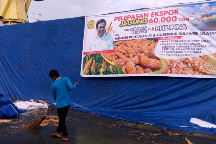 Petugas membersihkan lokasi peluncuran ekspor jagung ke Filipina di Pelabuhan Makassar, Jumat (9/3/2018). 