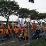 May Day 2022, Massa Buruh Tutup Gerbang Utama DPR/MPR Pakai Banner 17 Tuntutan