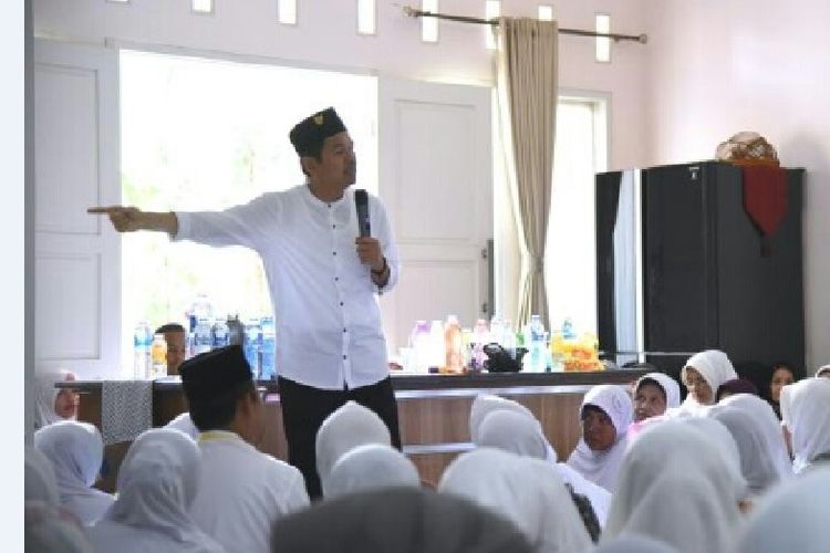 Bupati Purwakarta Dedi Mulyadi pada sebuah acara yang dihadiri ratusan ulama dan kiai di Kantor Majelis Ulama Indonesia (MUI) Kabupaten Garut, Jawa Barat, beberapa waktu lalu. 