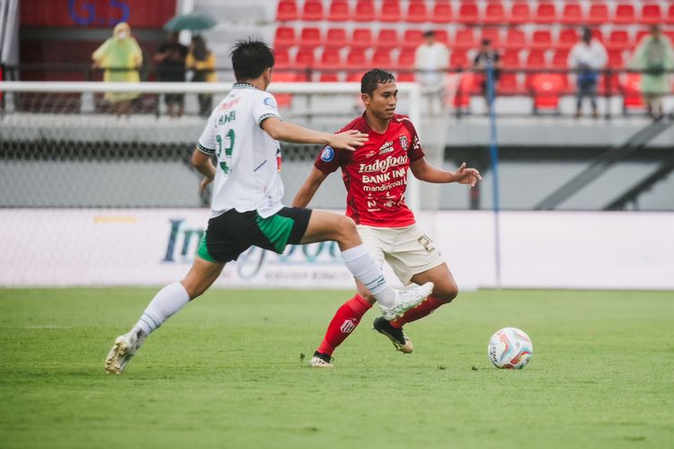 Ricky Fajrin (kanan) kala melakoni perebutan bola dalam laga pembuka Liga 1 2023-2024 antara Bali United vs PSS Sleman di Stadion Kapten I Wayan Dipta, Gianyar, Sabtu (1/7/2023).