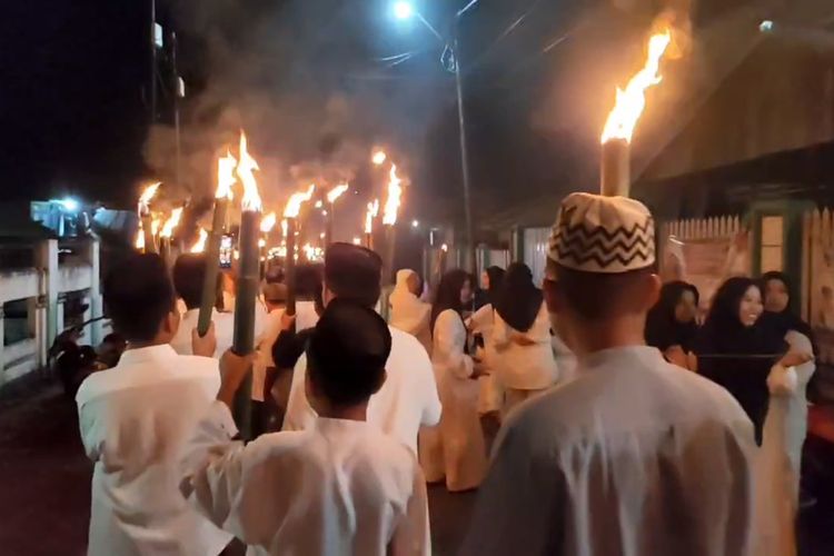 Sambut Ramadhan, Warga Majene Tumpah ke Jalan Meriahkan Pawai Obor *** Local Caption *** Sambut Ramadhan, Warga Majene Tumpah ke Jalan Meriahkan Pawai Obor