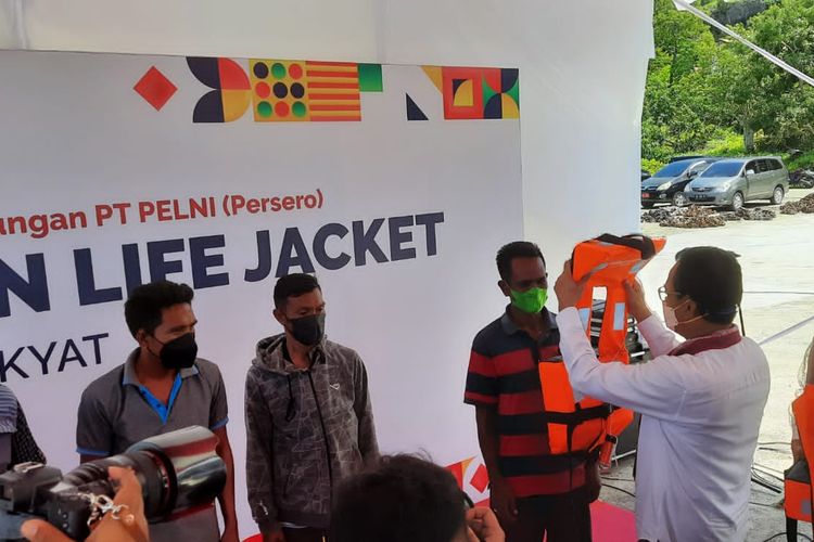 Direktur angkutan penumpang PT Pelni memasangkan life jacket kepada perwakilan nelayan NTT di Kupang.
