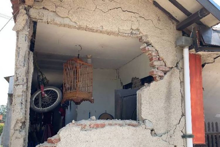 Sejumlah bangunan di Desa Cibeureum, Kecamatan Kertasari, Kabupaten Bandung, Jawa Barat, rusak berat akibat guncangan gempa 4,9, Rabu (18/9/2024)