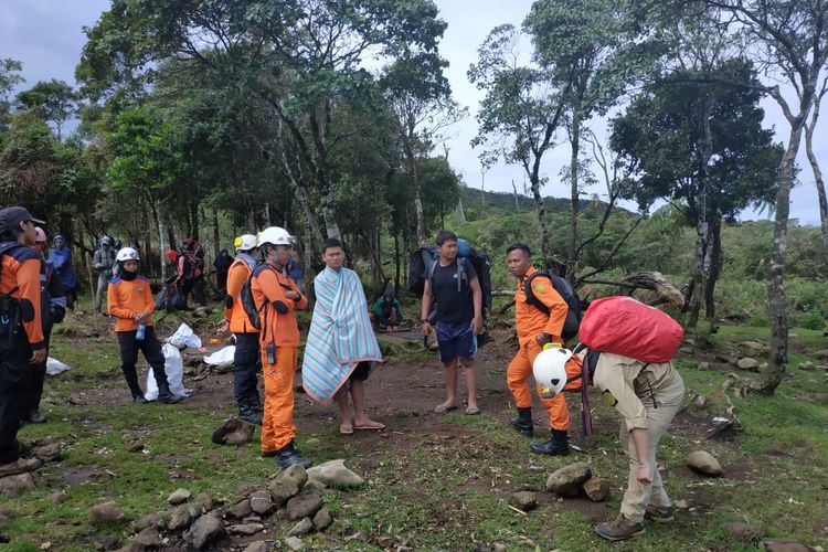 Tim Basarnas Makassar saat menemukan kedua remaja yang dinyatakan hilang saat mendaki di gunung Bawakaraeng, Makassar, Selasa (30/4/2019).