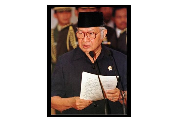Presiden Soeharto saat mengumumkan pengunduran dirinya di Istana Merdeka, Jakarta, 21 Mei 1998.