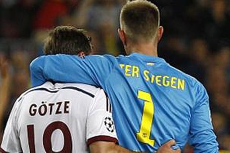 Mario Goetze dan Marc-Andre Ter Stegen berangkulan usai laga antara Barcelona dan Bayern Muenchen, Rabu (6/5/2015).