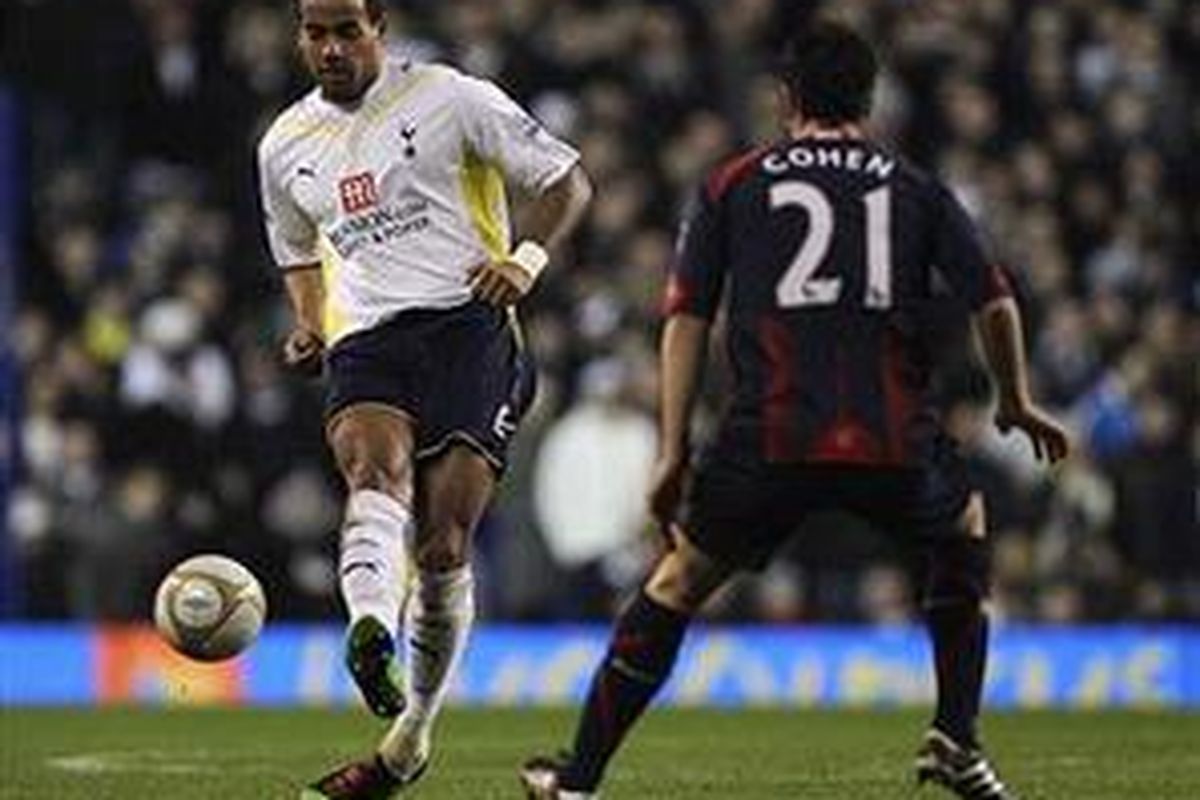 Tom Huddlestone melakukan tendangan jarak jauh yang memastikan kemenangan Tottenham Hotspur 1-0 atas Bolton Wanderers.