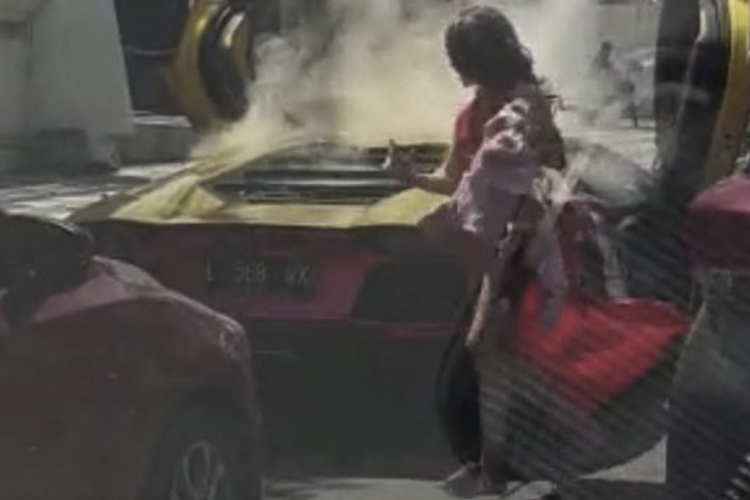 Lamborghini terbakar di Surabaya, Minggu (8/12/2019)