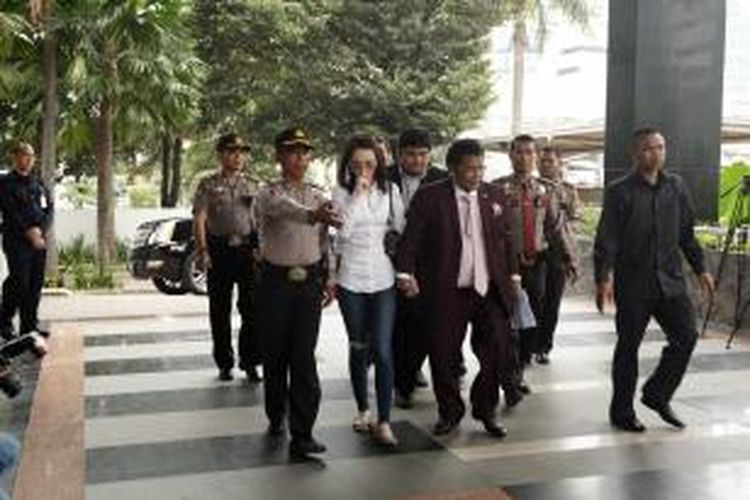 Artis Jennifer Dunn didampingi pengacara Hotman Paris Hutapea tiba di Komisi Pemberantasan Korupsi, Jalan HR Rasuna Said, Kuningan, Jakarta, Jumat (14/2/2014). Jennifer diperiksa sebagai saksi kasus dugaan pencucian uang yang menjerat Tubagus Chaeri Wardana alias Wawan. Sebelumnya KPK telah menyita mobil Toyota Vellfire warna putih B 510 JDC dari kediaman Jennifer. KOMPAS IMAGES/RODERICK ADRIAN MOZES