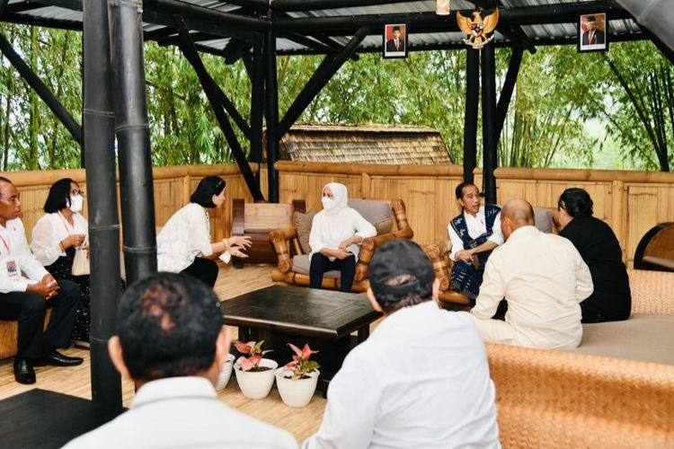 Presiden Joko Widodo dan Ibu Iriana Joko Widodo mengunjungi Kampus Bambu Turetogo, di tengah hutan bambu, Kecamatan Golewa, Kabupaten Ngada, Provinsi Nusa Tenggara Timur (NTT) pada Rabu (1/6/2022).