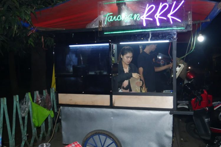 Pengusaha Sate Taichan RRK, Nivi Dayanti (27) melayani pesanan sate taichan di warungnya di kawasan Tanah Kusir, Kebayoran Lama, Jakarta Selatan pada Selasa (27/6/2022) malam.