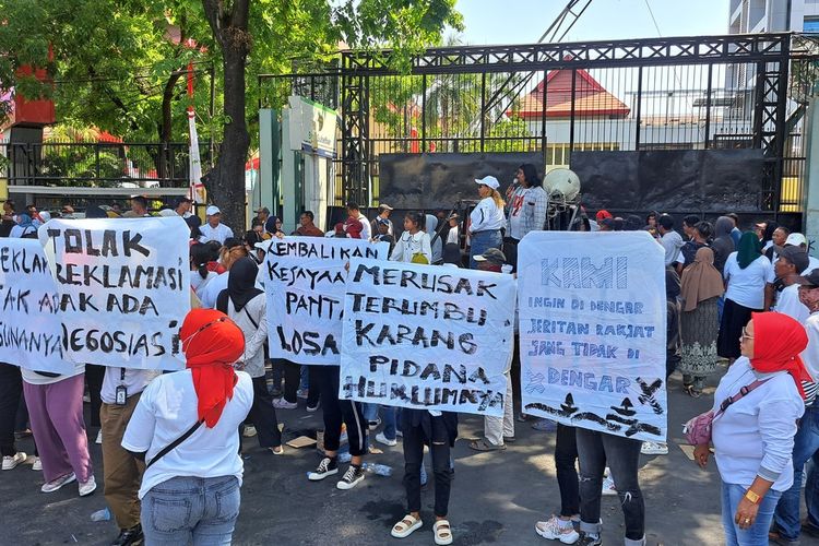 Ratusan Warga Pulau Lae-lae Makassar saat menggelar aksi unjuk rasa di depan Kantor DPRD Sulsel, Senin (4/9/2023)