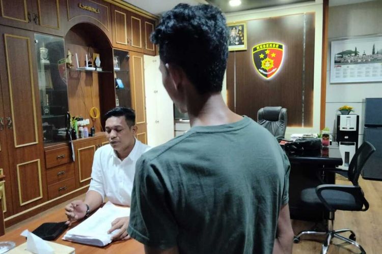 MJ tersangka pencabulan terhadap adik kandung sendiri saat ditanyai oleh polisi di ruang Satreskrim Polrestabes Makassar, Jalan Ahmad Yani, Kota Makassar, Sulawesi Selatan (Sulsel). Senin (15/5/2023)