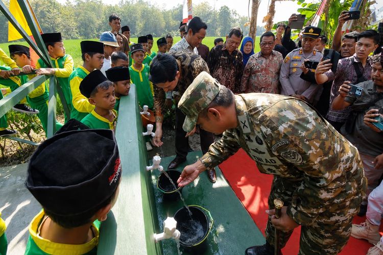 Saat Sumur Bor yang Dibangun TNI Jadi Penyelamat Warga di Desa Cibeber Indramayu...
