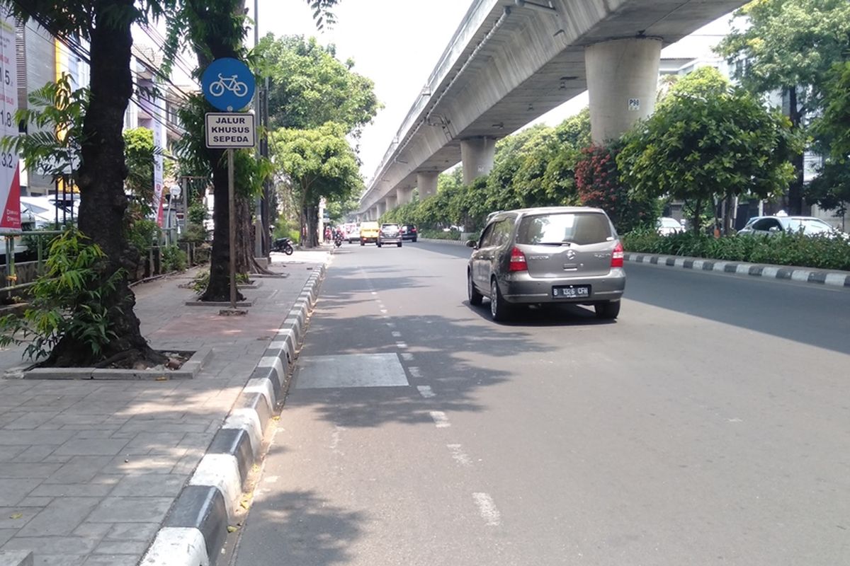Jalur sepeda di jalan Iskandarsyah Raya menuju kantor Wali Kota Jakarta Selatan, Jumat (20/9/2019)