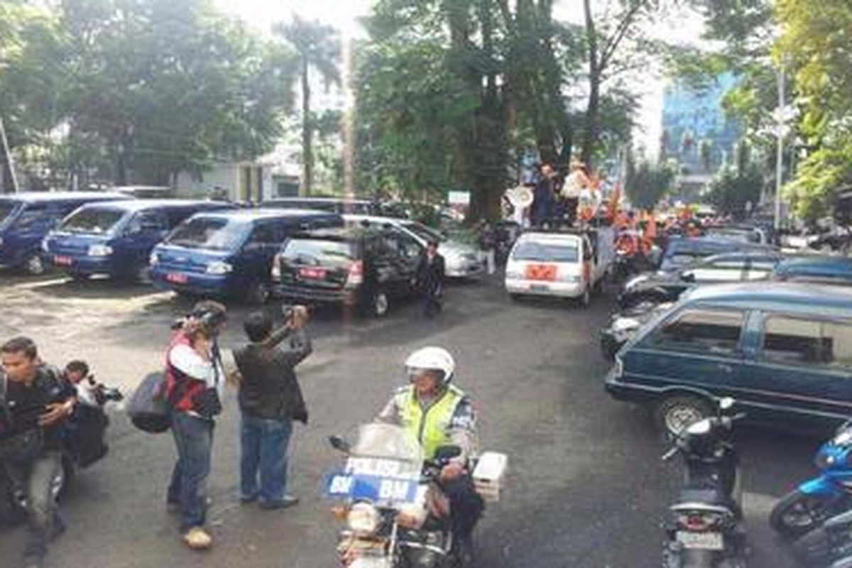 Rombongan SP-FKK PT Dirgantara Indonesia Bandung, Senin (30/4/2012), berangkat ke Jakarta. Mereka akan bergabung dengan massa buruh yang akan menggelar aksi di Jakarta berkait dengan Hari Buruh Internasional, Selasa besok. 