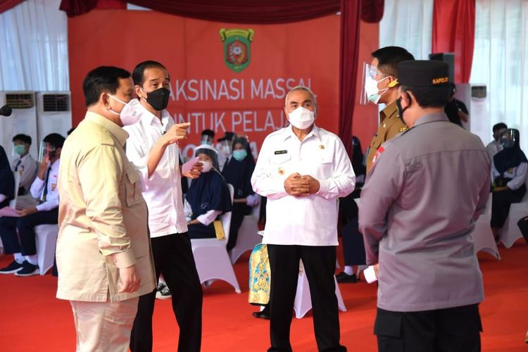 Presiden Jokowi didampingi Menteri Pertahanan, Prabowo serta Gubernur Kaltim, Isran Noor dan Wali Kota Samarinda Andi Harun, juga Kapolri Komjen Polisi, Listyo Sigit Prabowo dan Panglima TNI Marsekal Hadi Tjahjanto saat meninjau vaksinasi pelajar di SMP 22 Samarinda, Kaltim, Selasa (24/8/2021). 