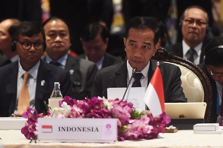 Presiden Joko Widodo (kedua kanan) mengikuti sesi pleno KTT ke-35 ASEAN di Bangkok, Thailand, Sabtu (2/11/2019). Sebelumnya, Menteri Luar Negeri Retno Marsudi menyatakan, di KTT tersebut Presiden akan menekankan empat bidang kerja sama guna meningkatkan ekspor dan investasi yang masuk ke Indonesia.