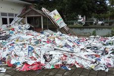 Ribuan Sampah Peraga Kampanye Menumpuk di Kantor Bawaslu Pangkalpinang