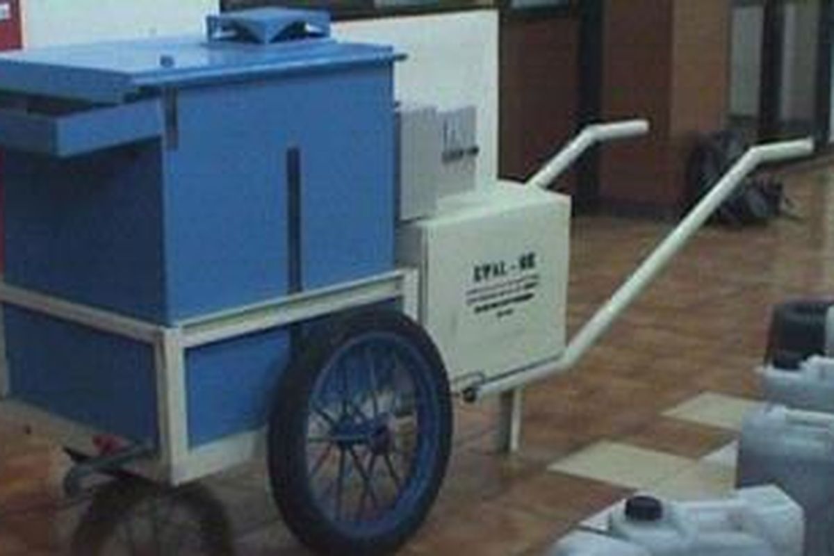 Alat pengolah limbah diujicobakan di aula Fakultas Teknik UNS Surakarta pada Selasa, (15/1/2013).