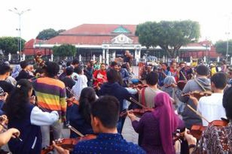 Para musisi saat memainkan lagu 