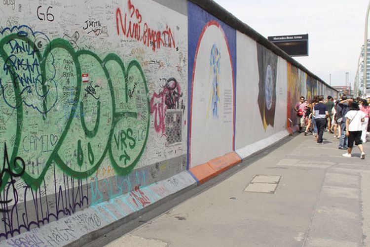 Tembok Berlin di Jerman, Rabu (21/6/2018), memiliki daya tarik menyedot wisatawan.