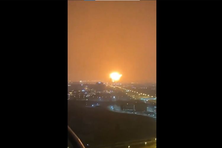 Tangkapan layar dari video bola api di pelabuhan Dubai, Uni Emirat Arab, setelah terdengar ledakan keras dan disusul kebakaran besar pada Kamis (8/7/2021).