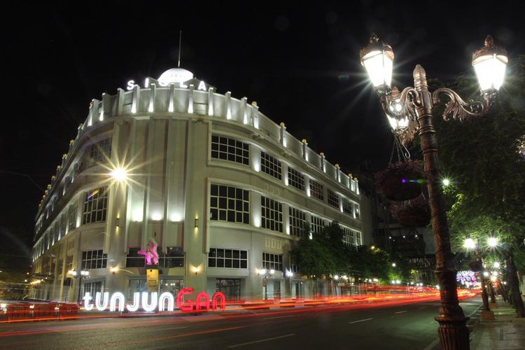 Suasana malam hari di wilayah Tunjungan, Surabaya.