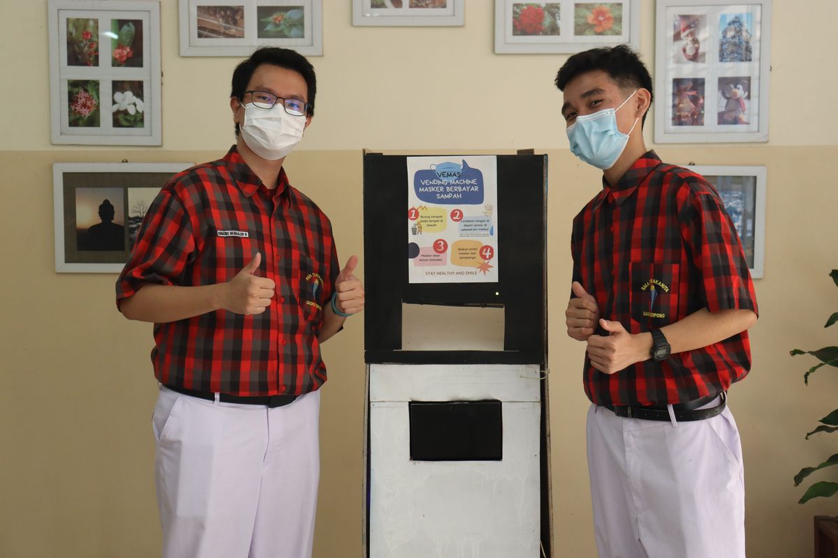 Dua siswa SMA Tarakanita Gading Serpong, Hansen Aurelius Tjandra (kanan) dan Ignatius Gerraldo Ramlan, menyabet medali perunggu dalam ajang International Exhibition for Young Inventors (IEYI) 2022. Mereka menciptakan alat pengelolaan sampah yang diberi nama Vemas: Vending Machine berbayar sampah.
