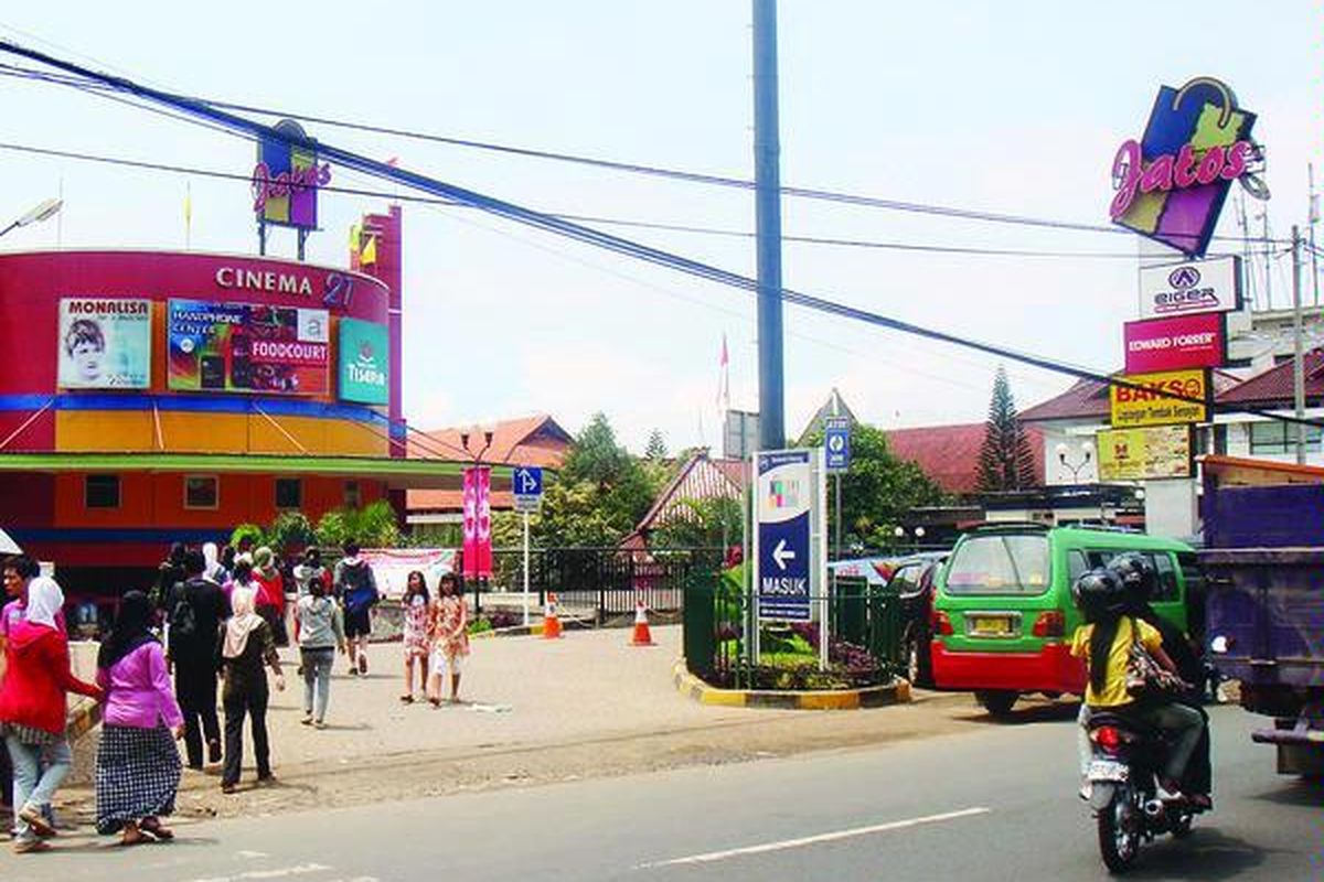 Jatinangor Town Square (Jatos) menjadi pusat keramaian di Jatinangor, Kabupaten Sumedang, Jawa Barat, saat ini. Pasar swalayan, berbagai tempat makan waralaba, dan bioskop 21 menjadi tempat yang dituju masyarakat di Jatinangor dan sekitarnya untuk mencari hiburan.
