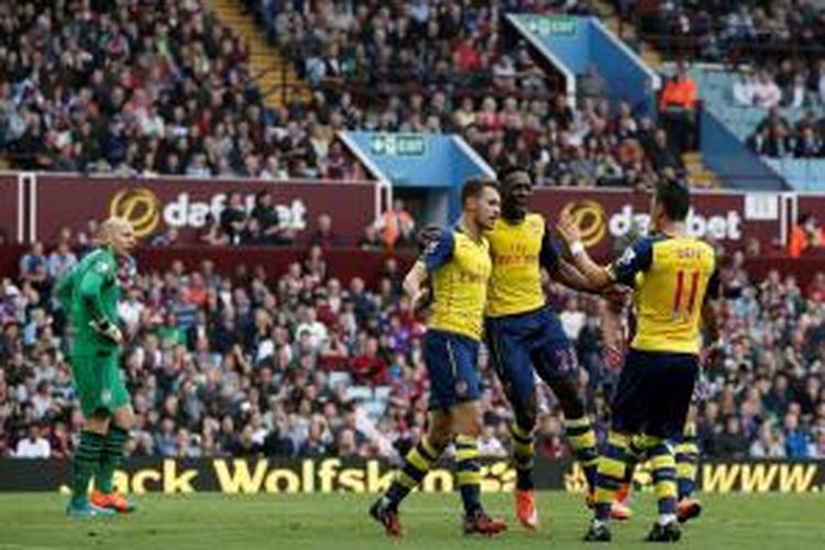 Penyerang Arsenal, Danny Welbeck, merayakan gol bersama rekan-rekannya seusai membobol gawang Aston Villla, Sabtu (20/9/2014). 