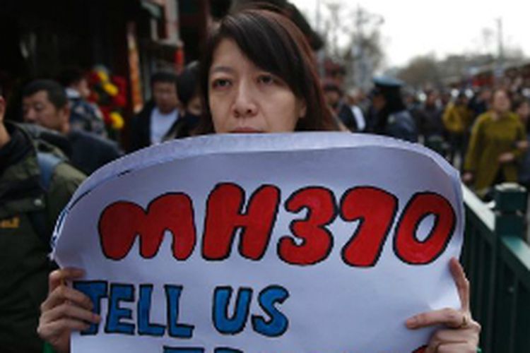 Keluarga penumpang maskapai Malaysia Airlines dengan nomor penerbangan MH370 masih menunggu jawaban atas apa yang terjadi.