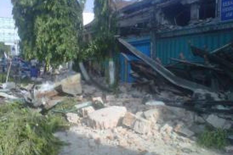 Atap bagian depan dari tiga bangunan di Jalan Brawijaya, Kota Kediri, Jawa Timur, runtuh, Selasa (1/10/2013). Seorang nenek penghuni rumah selamat.