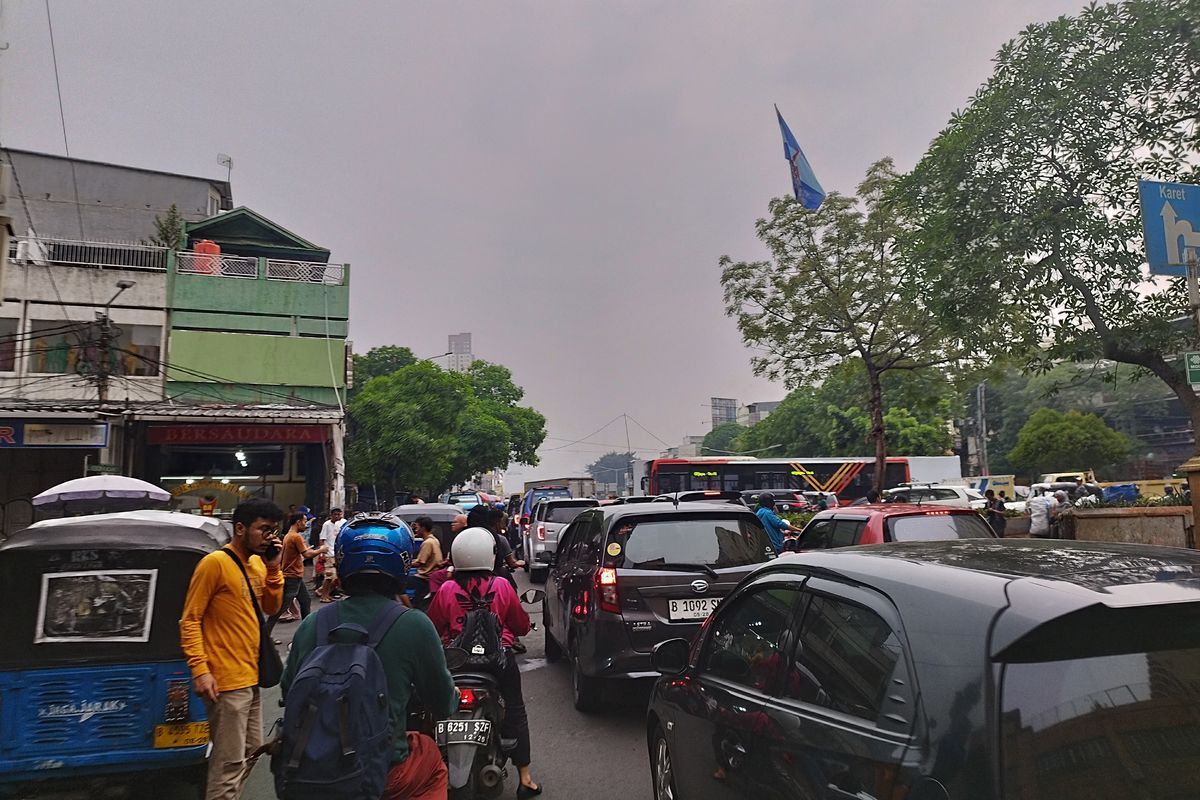 Arus lalu lintas padat merayap di kawasan Pusat Grosir Metro Tanah Abang, Jakarta Pusat, Jumat (10/11/2023). (KOMPAS.com/XENA OLIVIA)