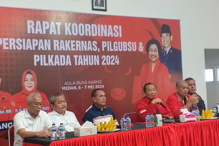 Penampakan foto Presiden Jokowi tidak dipasang saat proses penyerahan formulir bakal calon gubernur Sumut di DPD PDIP Sumut, Senin (6/5/2024) 