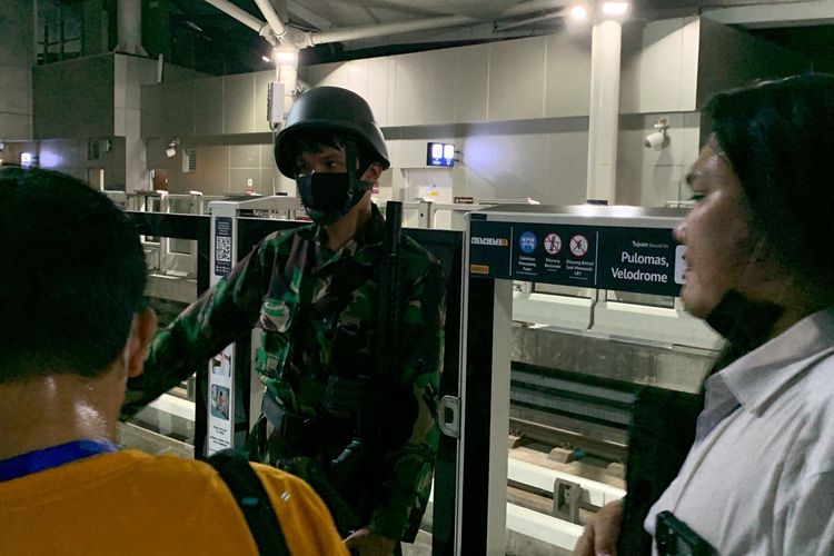 Seorang petugas memberi arahan para penonton yang hendak naik ke LRT dalam wahana Train To Apocalypse di kawasan Kelapa Gading, Jakarta Utara, Selasa (9/8/2022).  