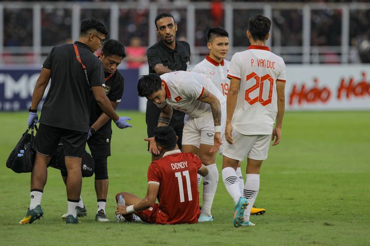 Pemain timnas Indonesia, Dendy Sulistyawan dan pemain timnas Vietnam, Doan Van Hau usai berbenturan saat berebut bola pada leg pertama semifinal Piala AFF 2022 di Stadion Utama Gelora Bung Karno (SUGBK), Jakarta, Jumat (6/1/2023). Pertandingan ini berakhir dengan skor 0-0.
