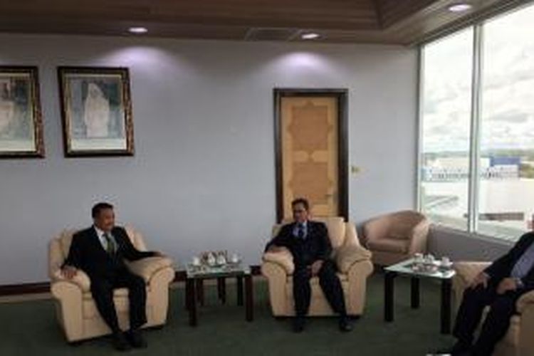 Menpora Imam Nahrawi saat  berbincang-bincang dengan Menteri Pendidikan Brunei, Tuan Pehin Haji Suyoi bin Haji Osman di Kantor Kementerian Pendidikan Brunei di Bandar Seri Begawan, Sabtu (21/11).