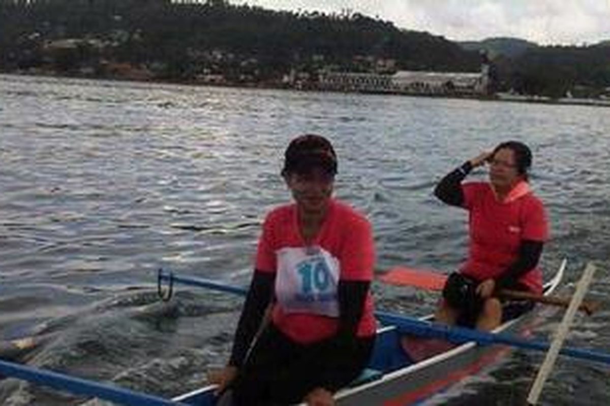 Dua peserta Perahu Semang Wanita, Aan Nikijulu (Kiri) dan Ita Rawemla (Kanan) usai mengikuti lomba Pesta Teluk Ambon di perairan Teluk Ambon, Sabtu (29/9/2012).