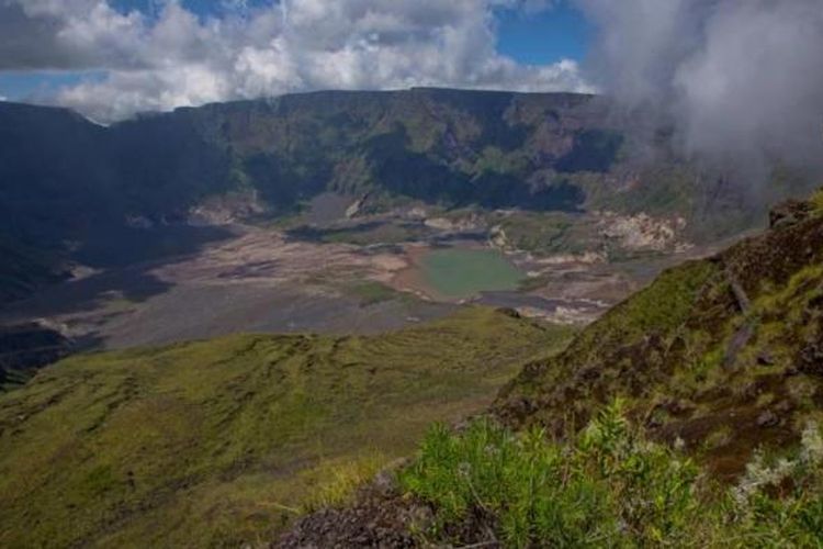 Kaldera Gunung Tambora, Dompu, Nusa Tenggara Barat, Minggu (22/3/2015). Gunung Tambora meletus dahsyat pada 10 April 1815 menyisakan kaldera seluas 7 kilometer dengan kedalaman 1 kilometer.