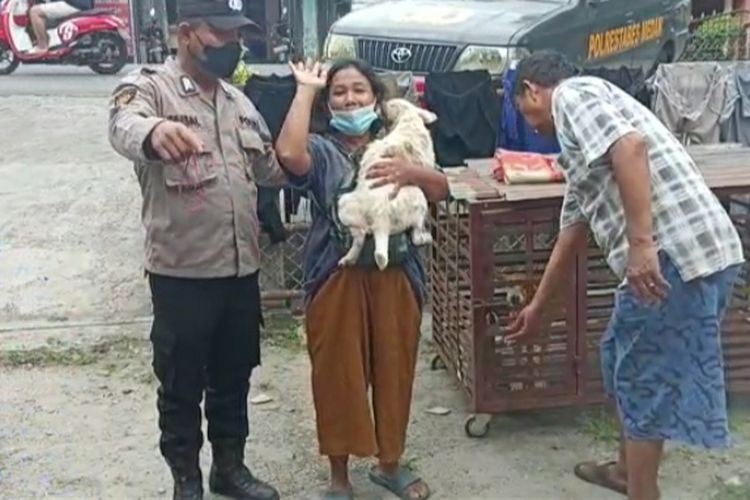 Tangkapan layar video di akun instagram @TKPmedan saat Lidia Berliana Bru Purba didampingi seorang polisi mengambil anjing kesayangannya yang hilang semalaman. Sebelumnya, Lidia menangis datang ke SPKT Polrestabes Medan melaporkan anjing kesayangannya hilang. Setelah diselidiki, anjing itu ditemukan di kedai tuak di Pasar II, Kecamatan Medan Perjuangan.