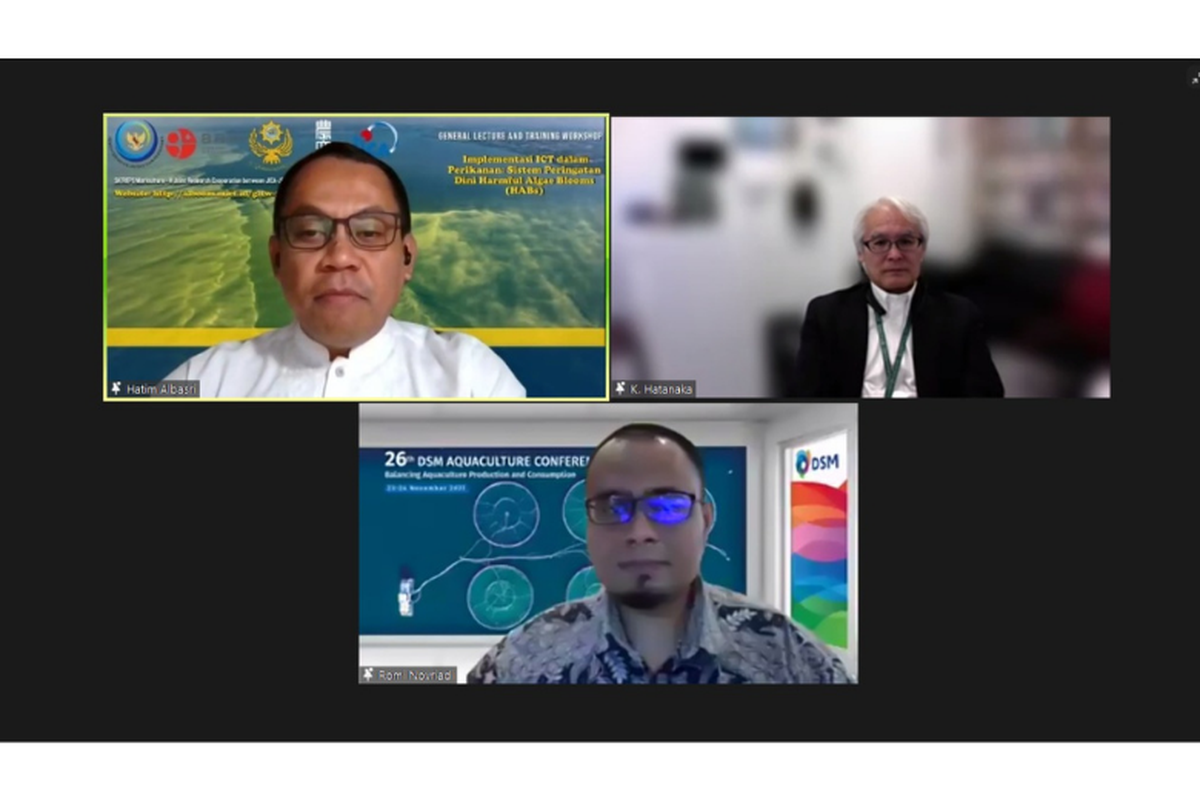 Peneliti Pusriskan Hatim Albasri (kiri) saat pelaksanaan ICT bertema Sistem Peringatan Dini untuk HABs.