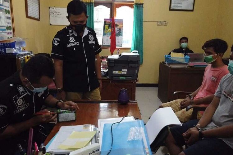 Pelaku pemesan ribuan pil kuning, Dewangga (24) pemuda Kota Purwodadi, Kabupaten Grobogan, Jawa Tengah saat dimintai keterangan tim Satuan Reserse Narkoba Polres Grobogan, Rabu (27/1/2021).