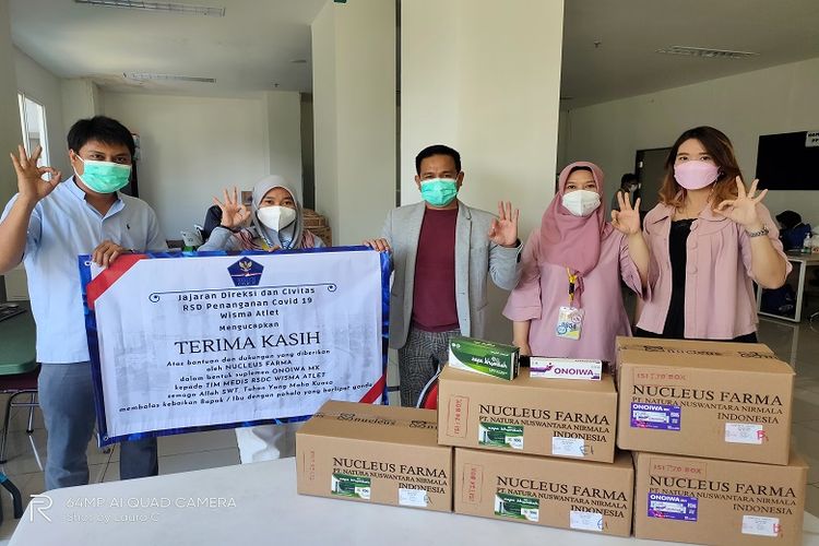 CEO Nucleus Farma Edward Basilianus saat menyerahkan bantuan obat-obatan secara simbolis didampingi Senior Product Manager Laura Christin kepada Wakil Koordinator Kefarmasian dan Terapi Nursyahidah selaku Wakil Koordinator Kefarmasian dan Terapi sekaligus Anggota Komite Medik serta Sekretaris Farmasi dan Terapi Wisma Atlet Kemayoran Septianita, Sabtu (03/07/2021).
