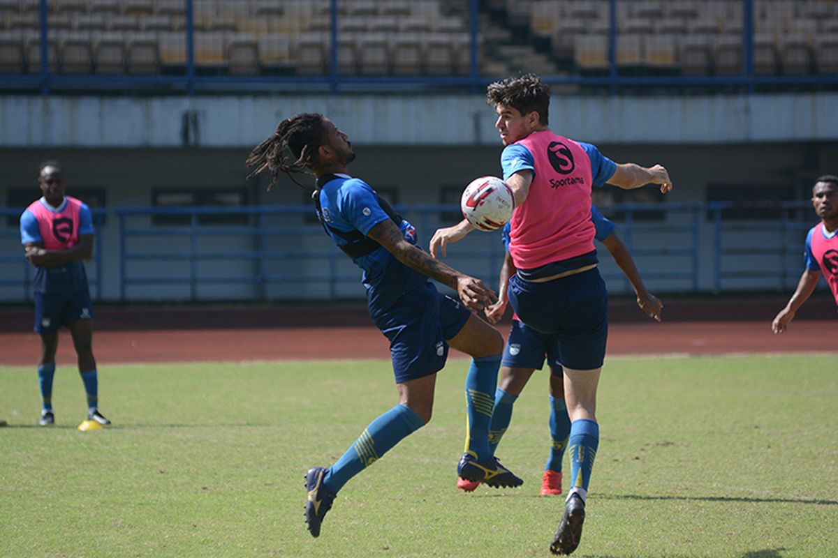 Dua pemain Persib, Wander Luiz (kiri) dan Nick Kuipers (kanan), terlibat duel perebutan bola dalam sesi latihan yang digelar di Stadion GBLA, Kota Bandung, Senin (21/6/2021).
