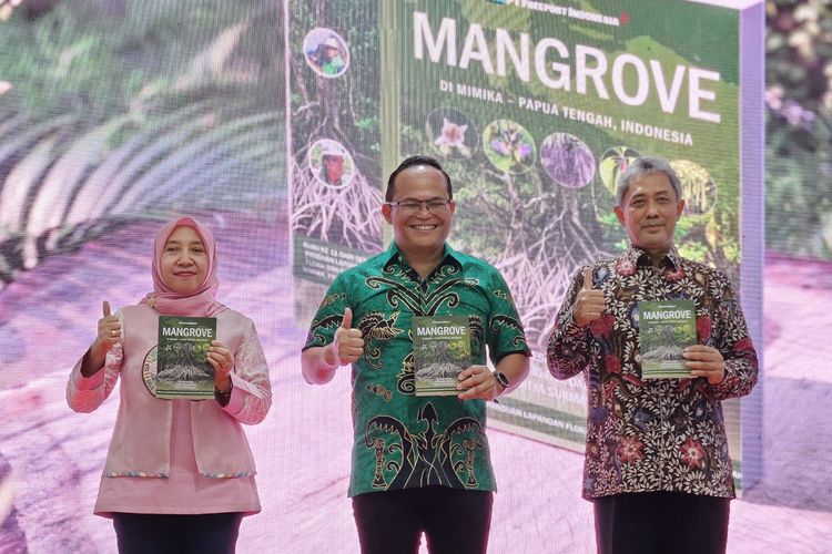 Peluncuran Buku ?Mangrove di Mimika? secara simbolis dilakukan oleh (kiri-kanan) Wakil Dekan II Fakultas Perikanan & Ilmu Kelautan UNDIP Prof. Aristi Dian, VP Environmental PTFI Gesang Setyadi, Dirjen PPKL KLHK Sigit Reliantoro